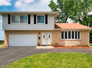 390 We Go Ct, Deerfield, IL 60015