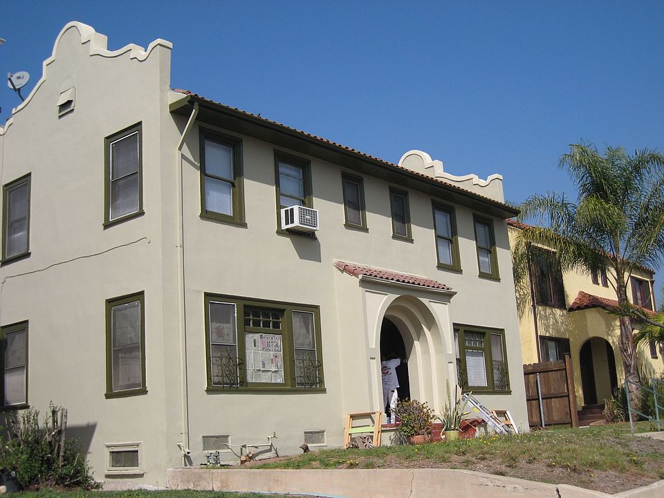 CHARMING GABELED DESIGN