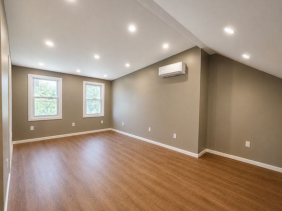 4th image of 453 Warren Ave #2