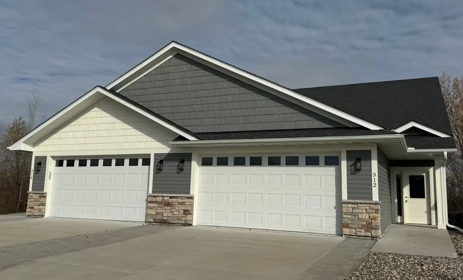 3 bed, 1.0 bath, 2019 sqft, $2,095 — Photo 1