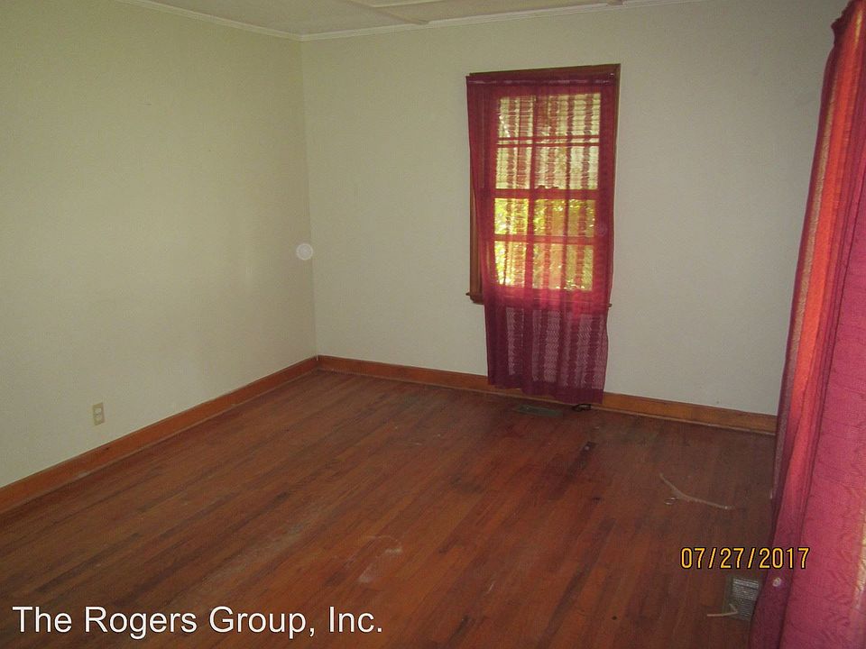 2nd image of 1706 Willow Ln