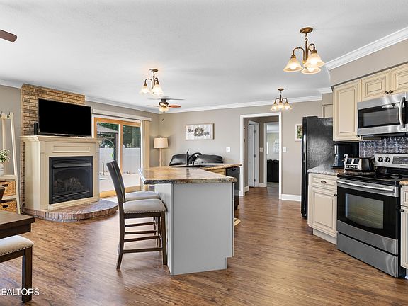 5th image of 120 Magnolia Ln
