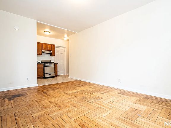 3rd image of 11921 Metropolitan Ave APT 1I