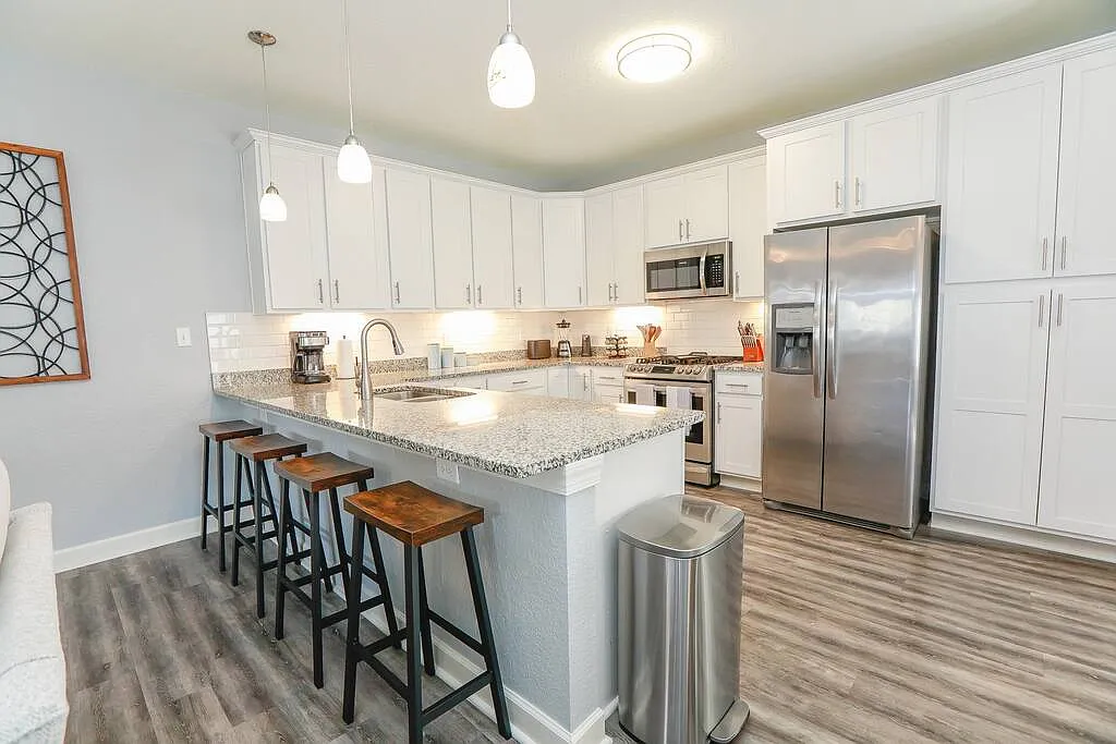 4 bed, 2132 sqft, $7,700 — Photo 1