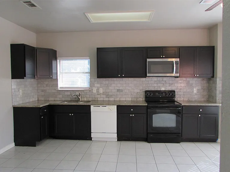 1509 Alamosa Dr — Photo 3