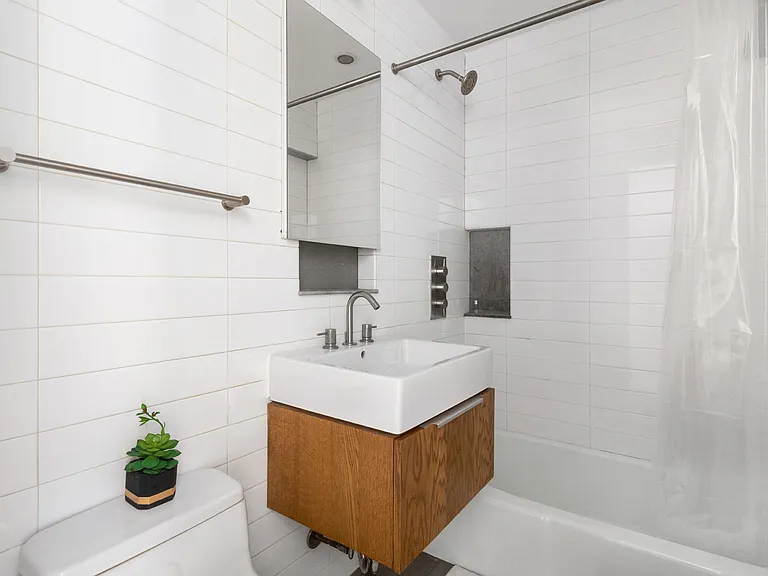 234 E 14th St #3B — Photo 7