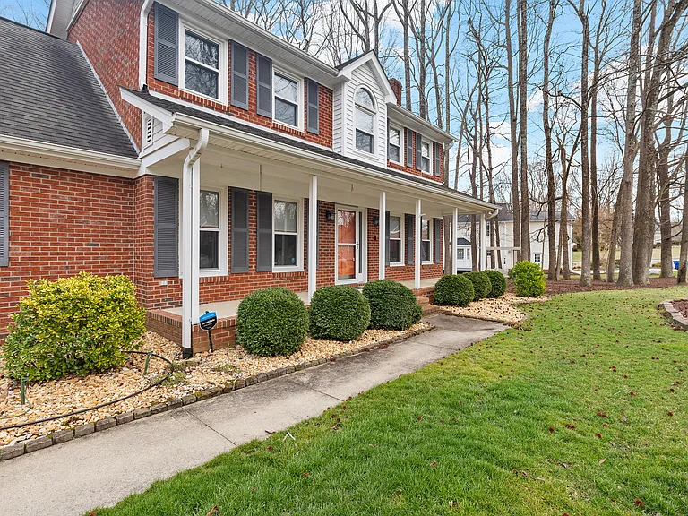 502 Westfield Ln — Photo 2