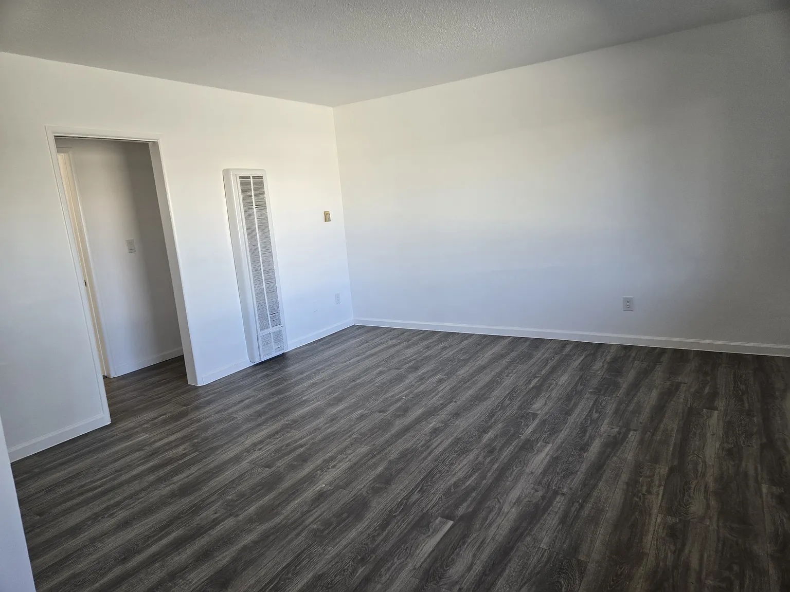 10228 Doty Avenue - 3 — Photo 2