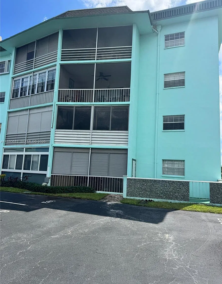 Emerald Condo — Photo 1