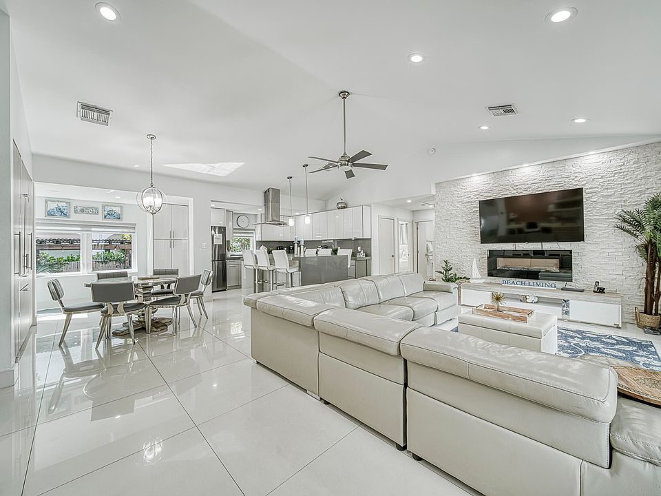 1st image of 401 Calle Limon