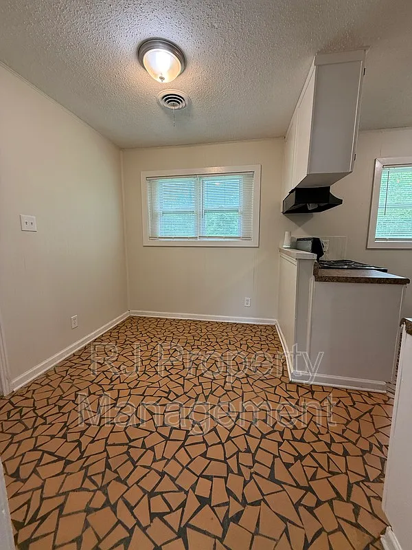 3 bed, 1.0 bath, 832 sqft, $1,095 — Photo 4