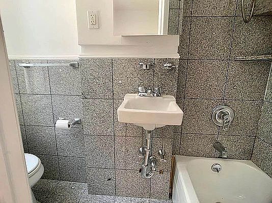 5th image of 132 Thompson St APT 6A