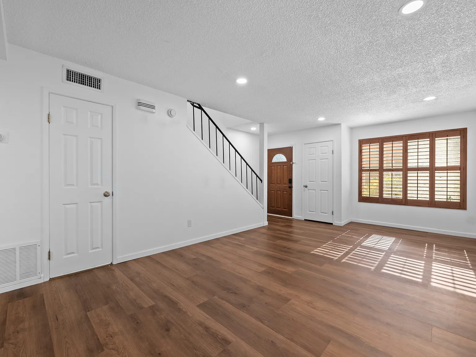 2 bed, 1024 sqft, $3,100 — Photo 1