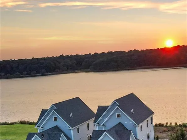 132 E Point Dr, Rumford, RI 02916