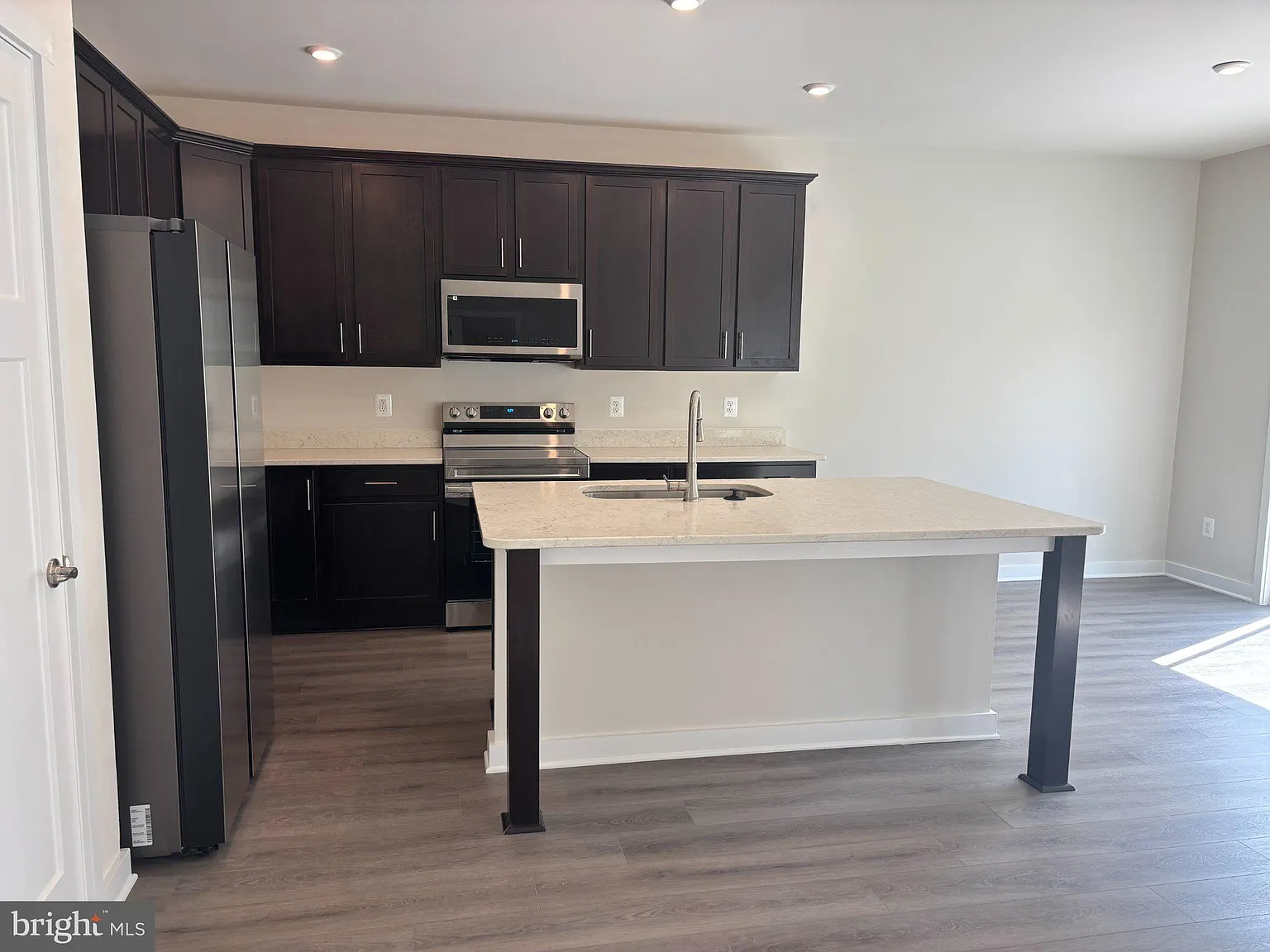 3 bed, 2.0 bath, 1510 sqft, $2,095 — Photo 2
