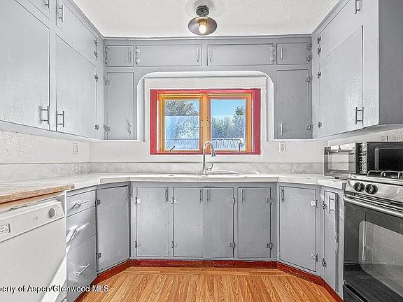 5th image of 866 Barclay St
