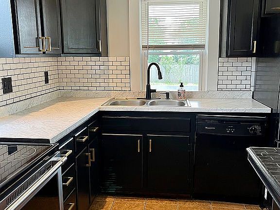 4th image of 327 Lake St
