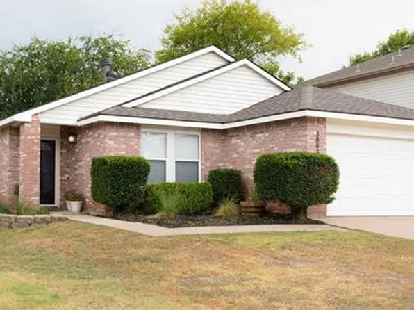 3883 Fox Run Dr, Fort Worth, TX 76123