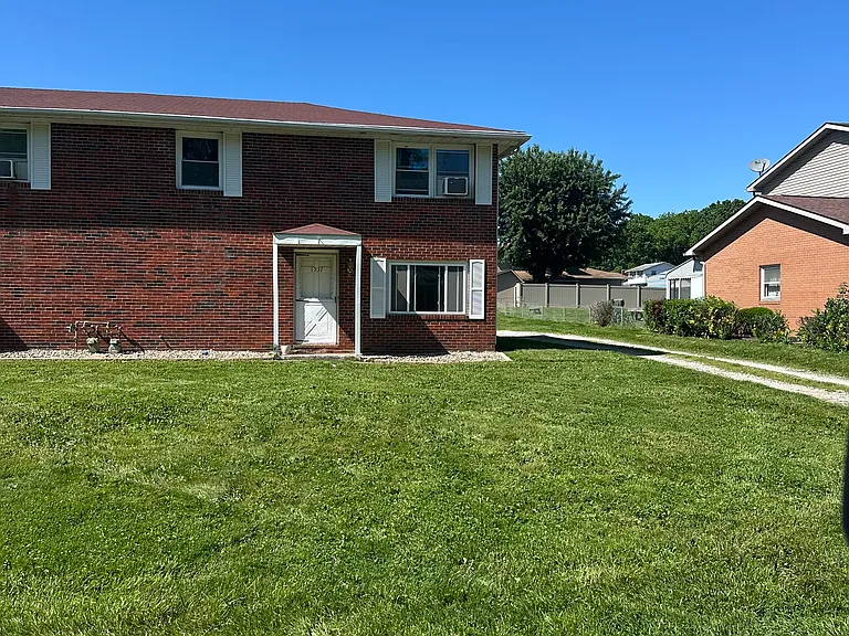 1537 Clearbrook Rd NW — Photo 2