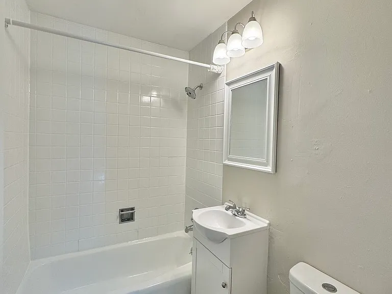 510 Holladay Dr #202 — Photo 2