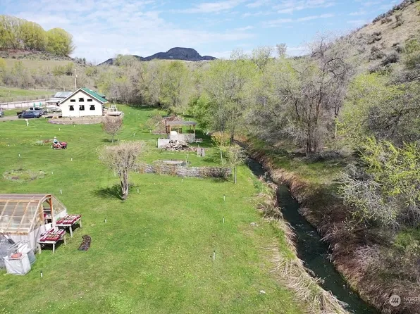 18 Loomis Oroville Road, Tonasket, WA 98855