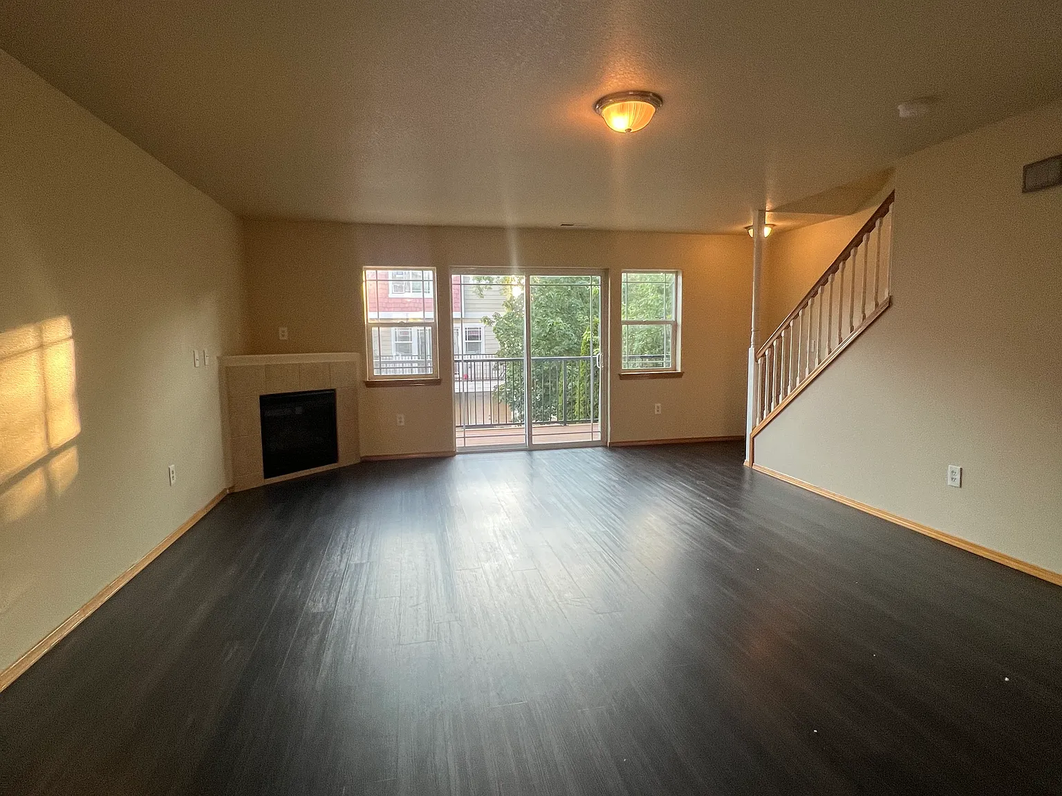 3 bed, 2.5 bath, 1437 sqft, $1,985 — Photo 2