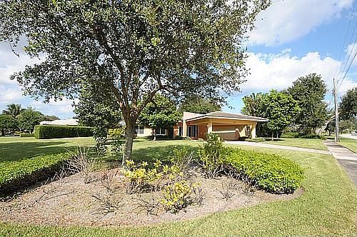 1st image of 908 Country Club Dr