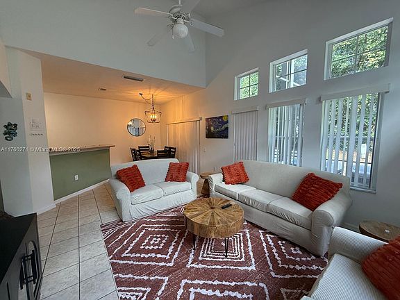 3rd image of 1013 Park Ridge Cir