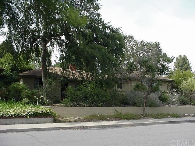1st image of 755 W 8th St