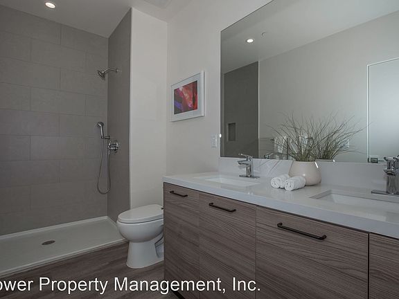5th image of 5327 Hermitage Ave #102
