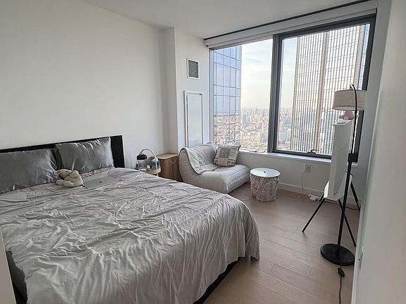 4th image of 3 Court Sq APT 6008