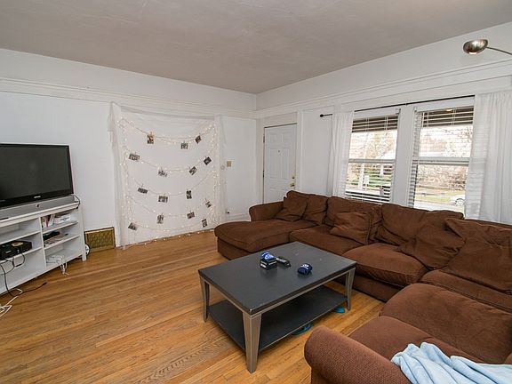 1075-1075.5 11th Street Living Room