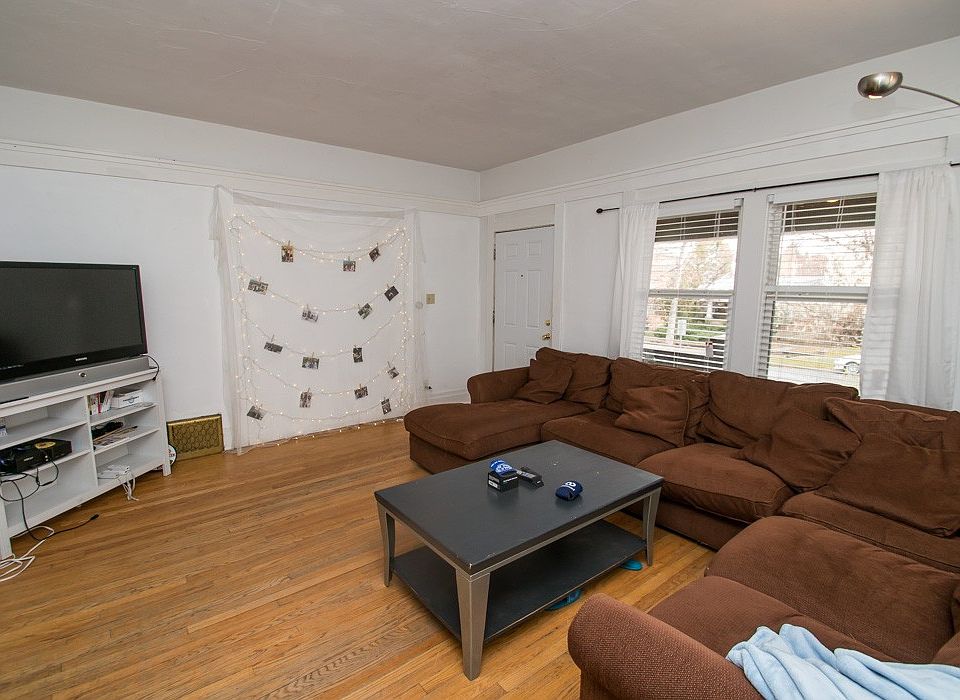 1075-1075.5 11th Street Living Room