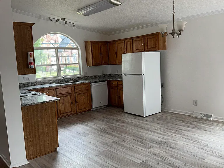 321 E Harden St — Photo 5