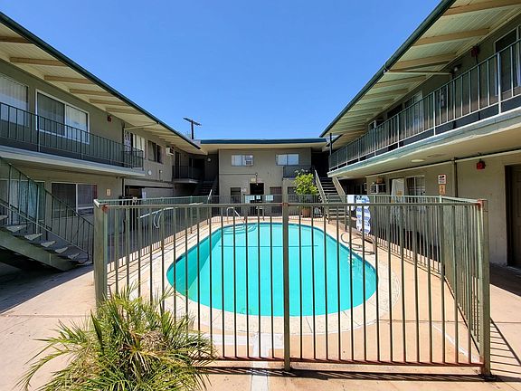 3rd image of 8505 Cedros Ave
