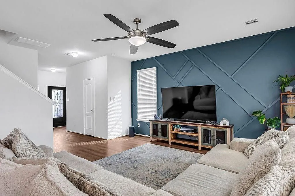 4 bed, 2176 sqft, $2,650 — Photo 2