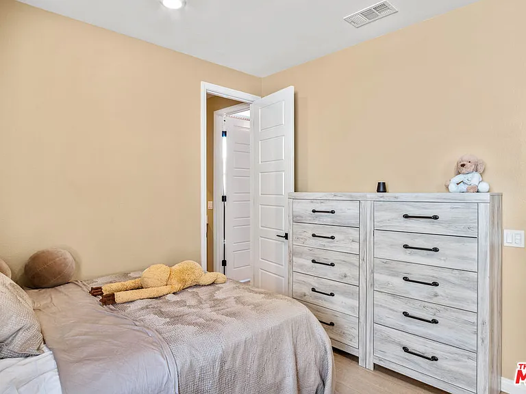 720 Grace Ave — Photo 19