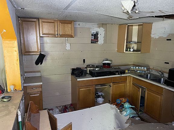 5th image of 1004 Southwest Blvd