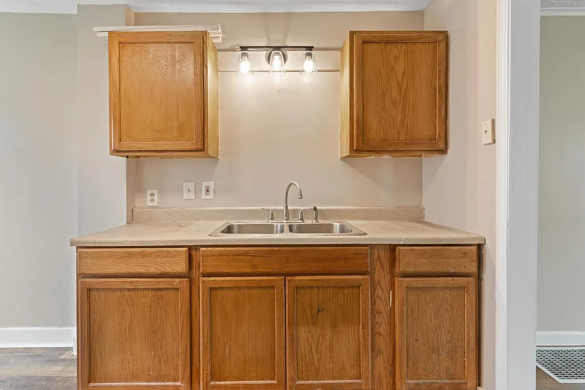 Unit Photo - 1114 Roslyn Ave