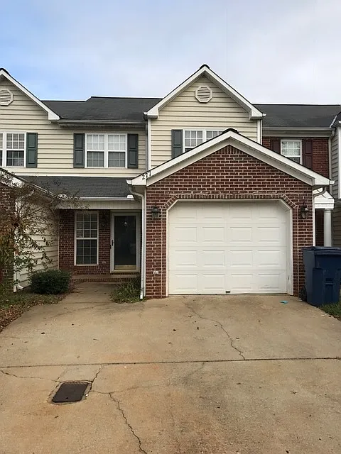 Townhouse Behind Oxford Lake! 277 Ivy Place — Photo 1