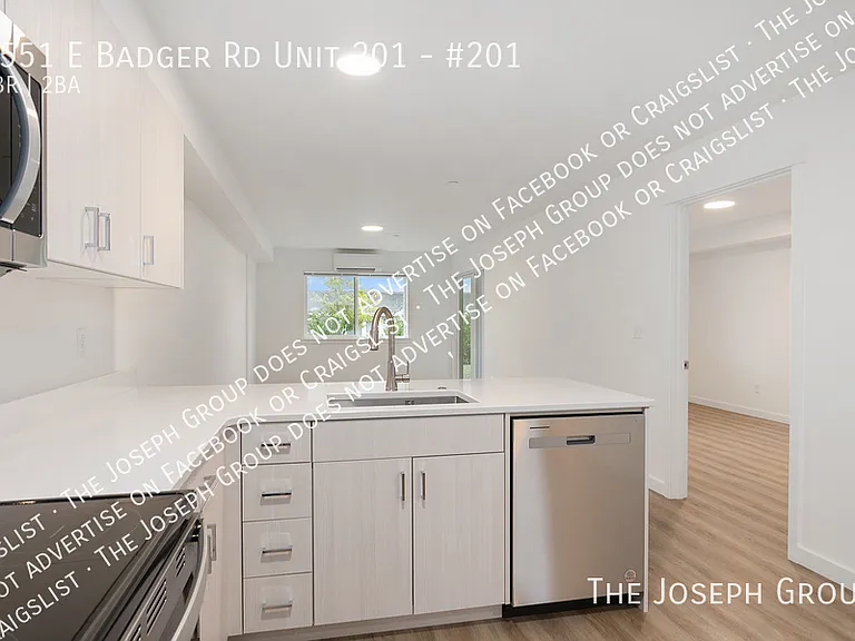Town's Edge Apartments - 1555 E Badger Rd — Photo 13