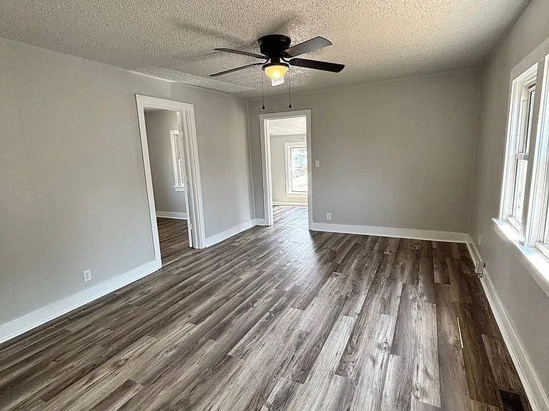 216 S Moore Ave — Photo 11