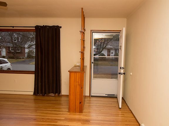 4th image of 21 Elizabeth Ln