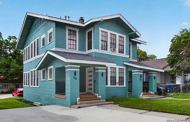906 W Craig Pl — Photo 1