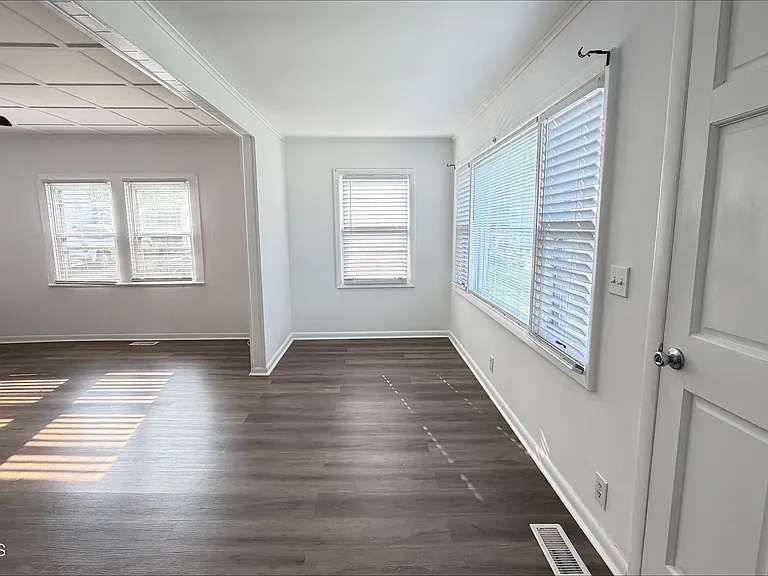 104 Burlington Ave — Photo 8