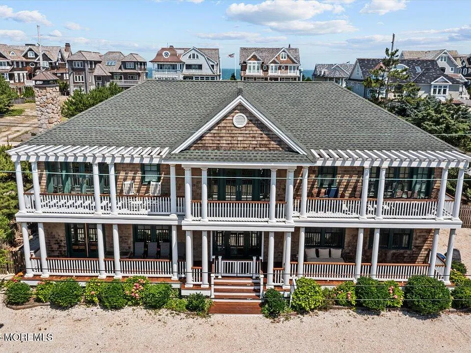 1043 Barnegat Ln