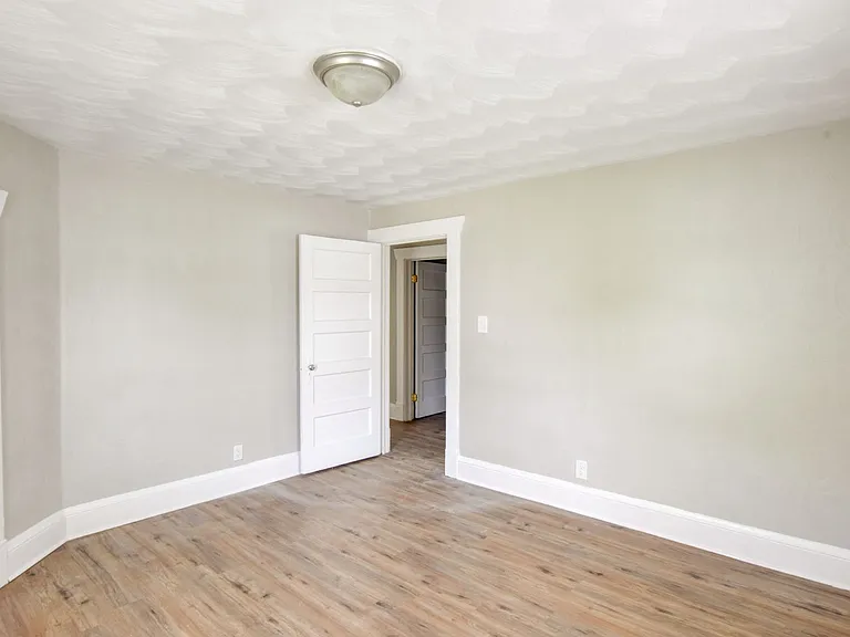 1135 Jackson Ave — Photo 3