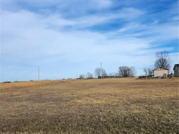 22 Holly Ln, Linn Valley, KS 66040