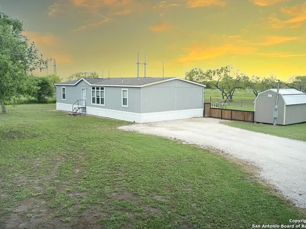 821 E Patricio St, Skidmore 78389