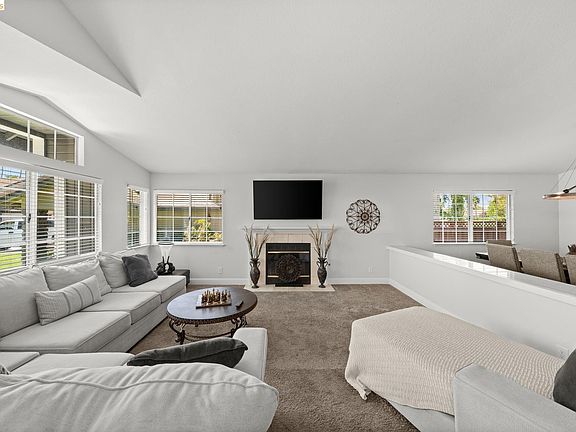 3rd image of 2212 Colonial Ct